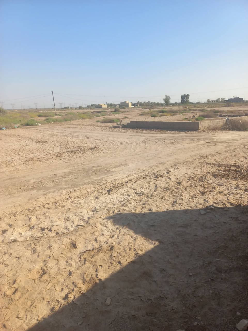 سلام عليكم عندي قطعه ارض ٢٠٠ متر لبيع كامل بتلو باقي له تقريبا ٣ دبلات لسقف الي يريد يشتري ***********
