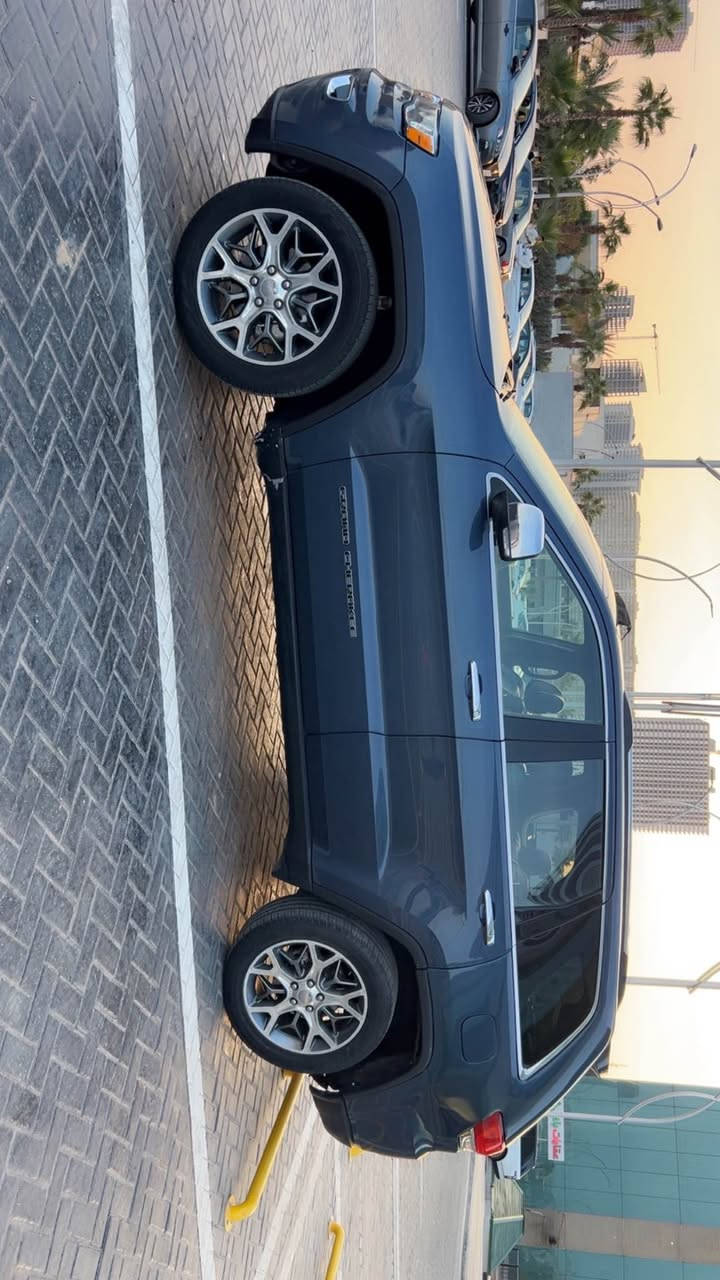 سلام عليكم جيب لاريدو موديل 2020 وارد امريكي حادثها مال امريكا جاملغ وبنيد وجاملغ خلفي وجاملغ بي كلير يعني 4 قطع صبغ  بدون ايرباك وبدون دواخل السيارة فول الفول ماعده الجكات مابيها صور الحادث موجوده الي حاب يتصلي علا رقمي او عل واتساب السعر 230 لبيع فقط السيارة مال بيت مو مال معرض بشرط عل فحص كير ومحرك وشاصي وكولشي بيها والله يرزق الجميع *********** أربيل, العراق
