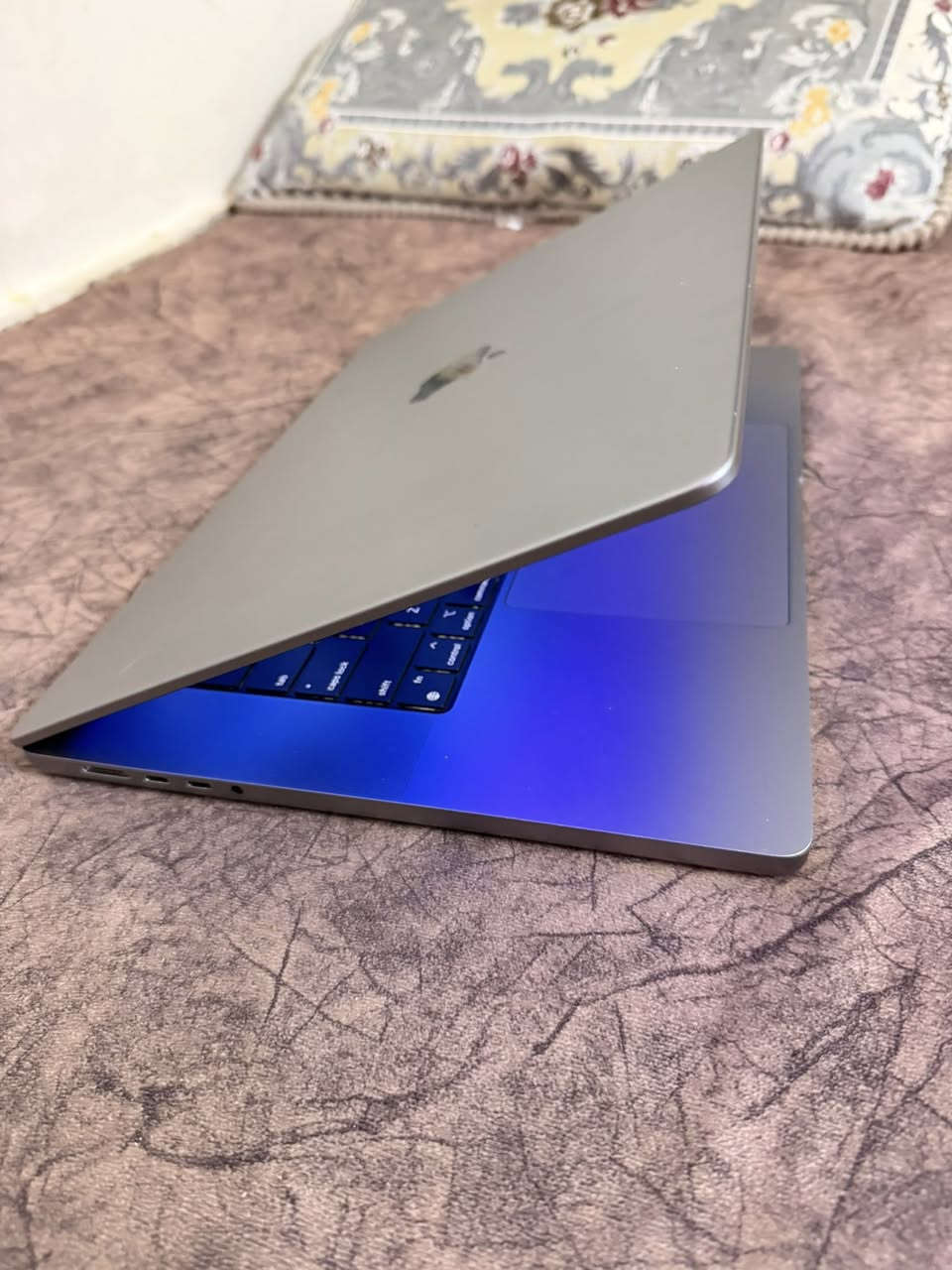 السلام عليكم
MacBook Pro 2021 
16” الحجم المرغوب و الغنية عن التعريف
M1 Pro معالج 
Ram 16 
Storage 1Tb
Touch ID 
اللابتوب نضيفه كلش و شغالة 100% 
و بيها طخه بالزاويه خفيفه كلش و مصورها 

دورات الشحن 375 دوره
رايديها ب مليون و 400 الف و ما اضن اكو هيّج مواصفات بهذا السعر خصوصا حجم ١٦" 
و الشاحنه 140w 
مكاني بغداد الكرخ
للتواصل ***********
