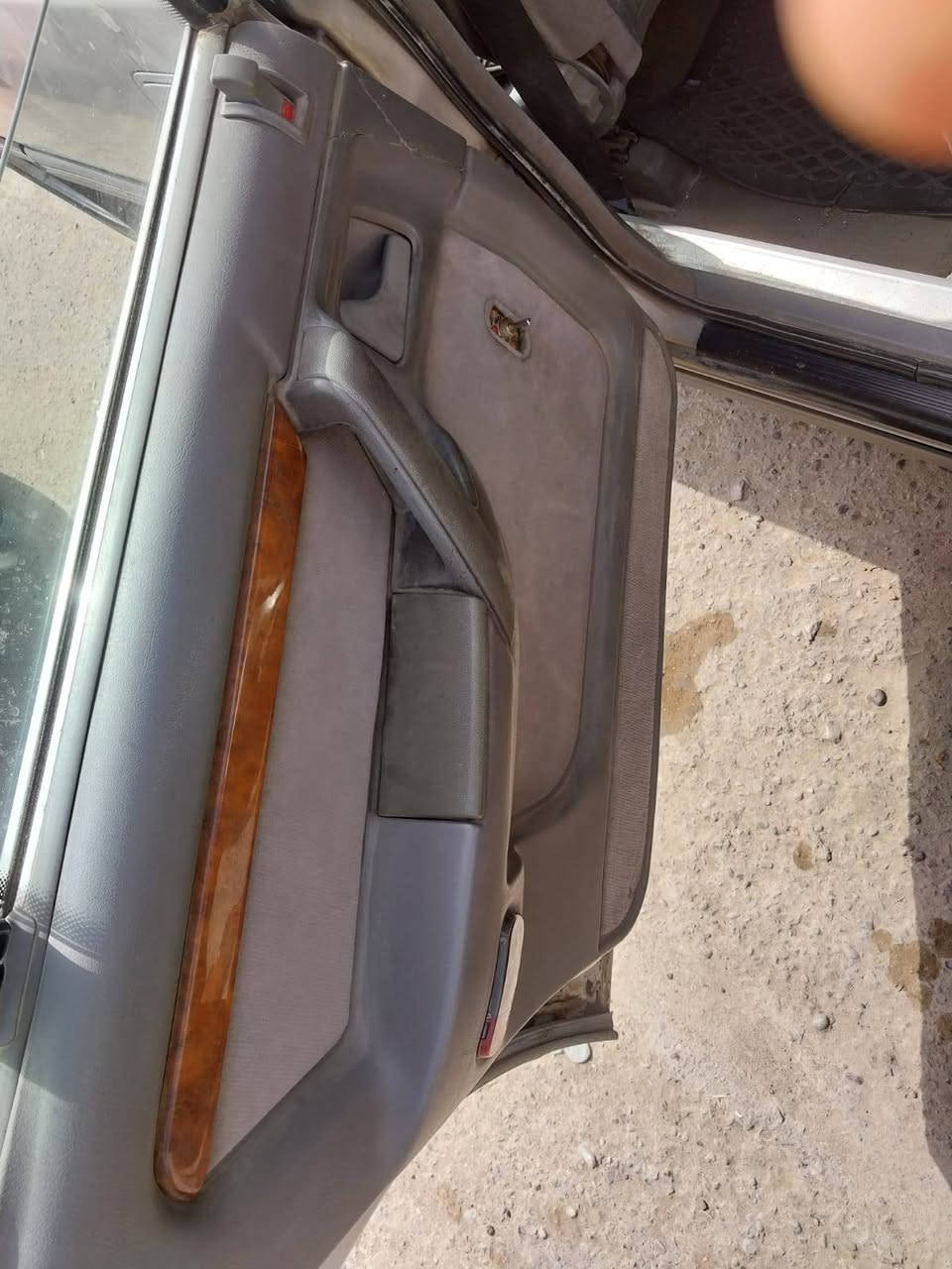 سيناتور 3000 موديل 92 سيارة بلادية بأسمي المالك الشرعي اني سنويتها 27 السعر 40 ورقة وبيها مجال شيء قليل ***********
