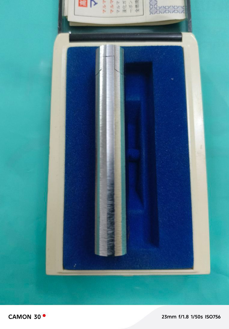 🔥 ولاعة فاخرة يابانية أصلية – Maruman IC-503 🔥
قطعة نادرة لهواة المقتنيات الكلاسيكية
ولاعة غاز أنيقة من ماركة Maruman اليابانية الأصلية، طراز IC-503 إنتاج الثمانينيات، تعمل بالغاز والإشعال الكهربائي بالبطارية – تصميم راقٍ يجمع بين الأصالة والتقنية.
📦 المواصفات:
الموديل: Maruman IC-503
بلد المنشأ: اليابان 
تعمل بالغاز القابل لإعادة التعبئة + نظام إشعال كهربائي
خامة معدنية فاخرة مقاومة للصدأ
لون فضي/نيكل لامع (حسب النسخة)
الحجم مناسب للجيب
تأتي بالعلبة الأصلية وورقة الضمان
حالة الولاعة: جديدة – غير مستخدمة
 مميزة لهواة التحف القديمة والولاّعات النادرة
قطعة تجمع بين الجمال والقيمة التاريخية، مثالية للعرض أو الإهداء.
💰 السعر:  ✳️ ‎‎175 الف
📞 للتواصل: خاص


**إذا كنت صاحب هذا الإعلان وتريد حذفه لأي سبب، رجاءا أرسل رسالة إلى الدعم الفني**