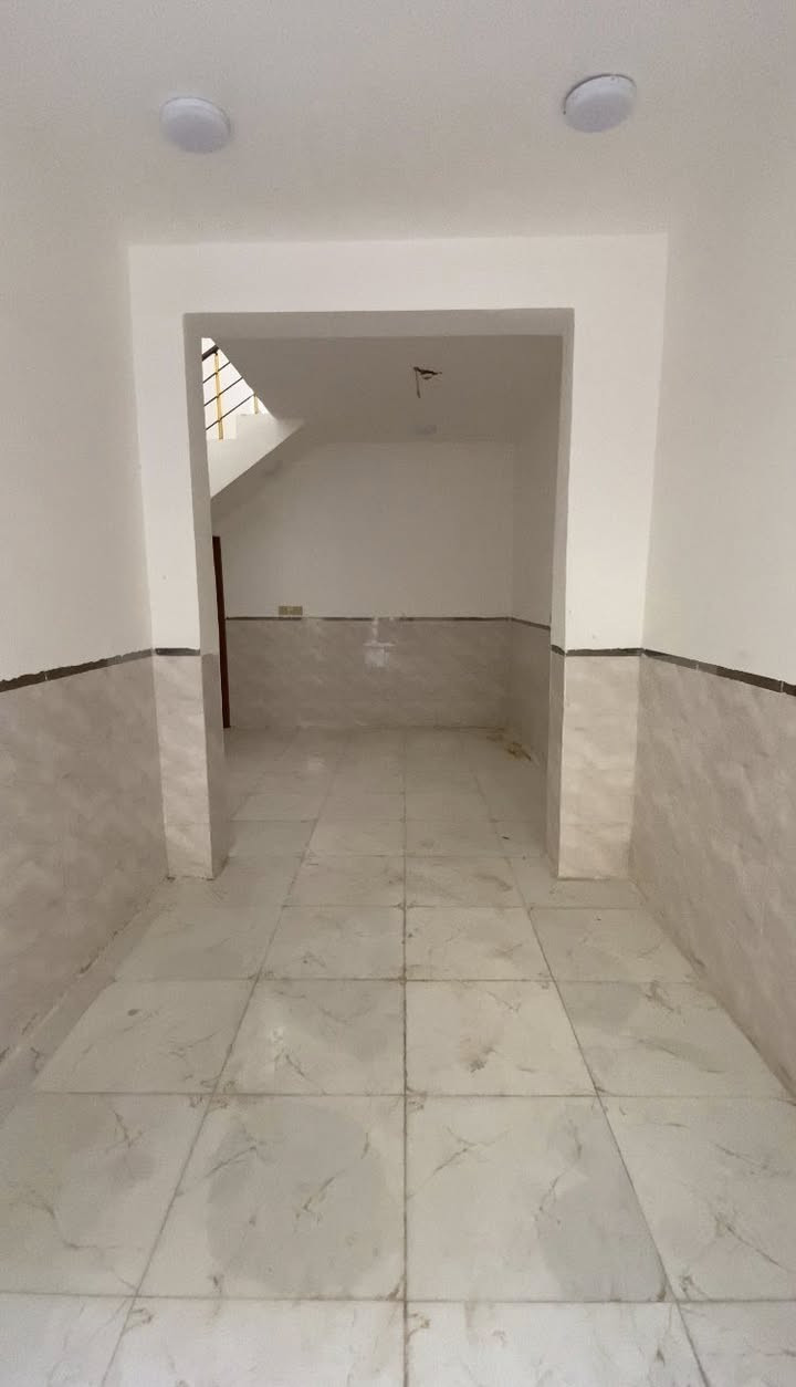 منزل للبيع في كربلاء المقدسة حي الزهور
المواصفات:
المساحة 72 متر مربع. (واقع حال 74 متر) 
نظام البناء طابق ونصف.
نوع البناء طابوق وكونكريت مسلح.
الواجهة 5 أمتار.
عرض الشارع 10 أمتار (منطقة كاع محمد حلوة بالقرب من جامع مالك الملك).
التفاصيل الداخلية:
يحتوي البيت على مدخلين منفصلين، مدخل خاص بالاستقبال ومدخل للمطبخ.
يضم غرفتين نوم ومطبخ و 3 صحيات.
الموقع والمميزات:
يبعد عن الإمامين مسافة 1.5 كيلومتر فقط.
نوع العقار سند 25.
للتواصل والاستفسار يرجى الاتصال على الرقم:
***********
