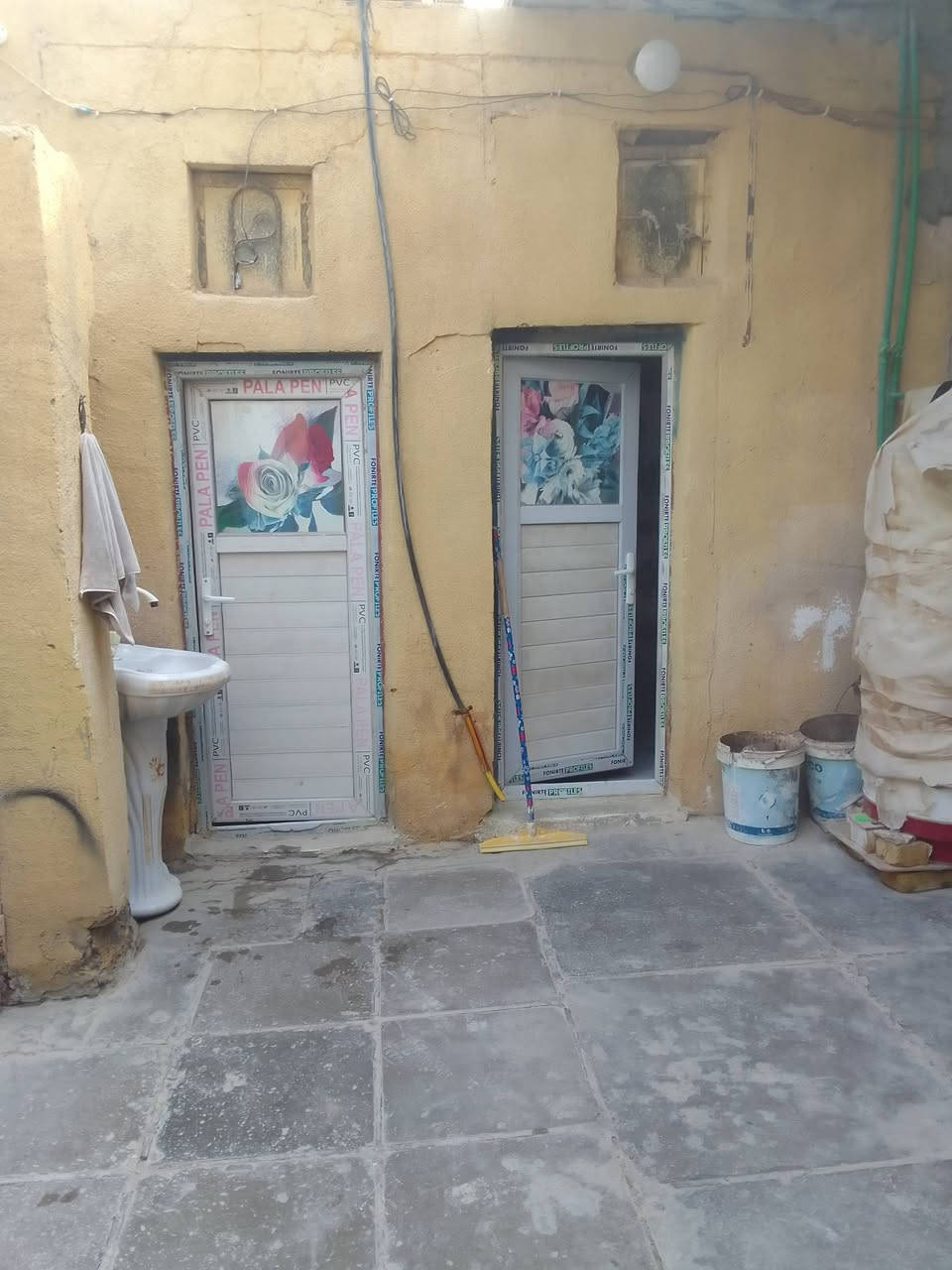 سلام عليكم من رخصة مدير الاكروب بيت للبيع المساحه 190 منطقة الدجين قرب حسينية صدر العراق الثالث شارع بيت حنون البيت بي ثلاث غرف+ديوانيه وهول ومطبخ وصحيات البيت كلش قريب ع الشارع السعر 58 وبي مجال قليل كافة الخدمات موجوده الاستفسار على الرقم ***********
