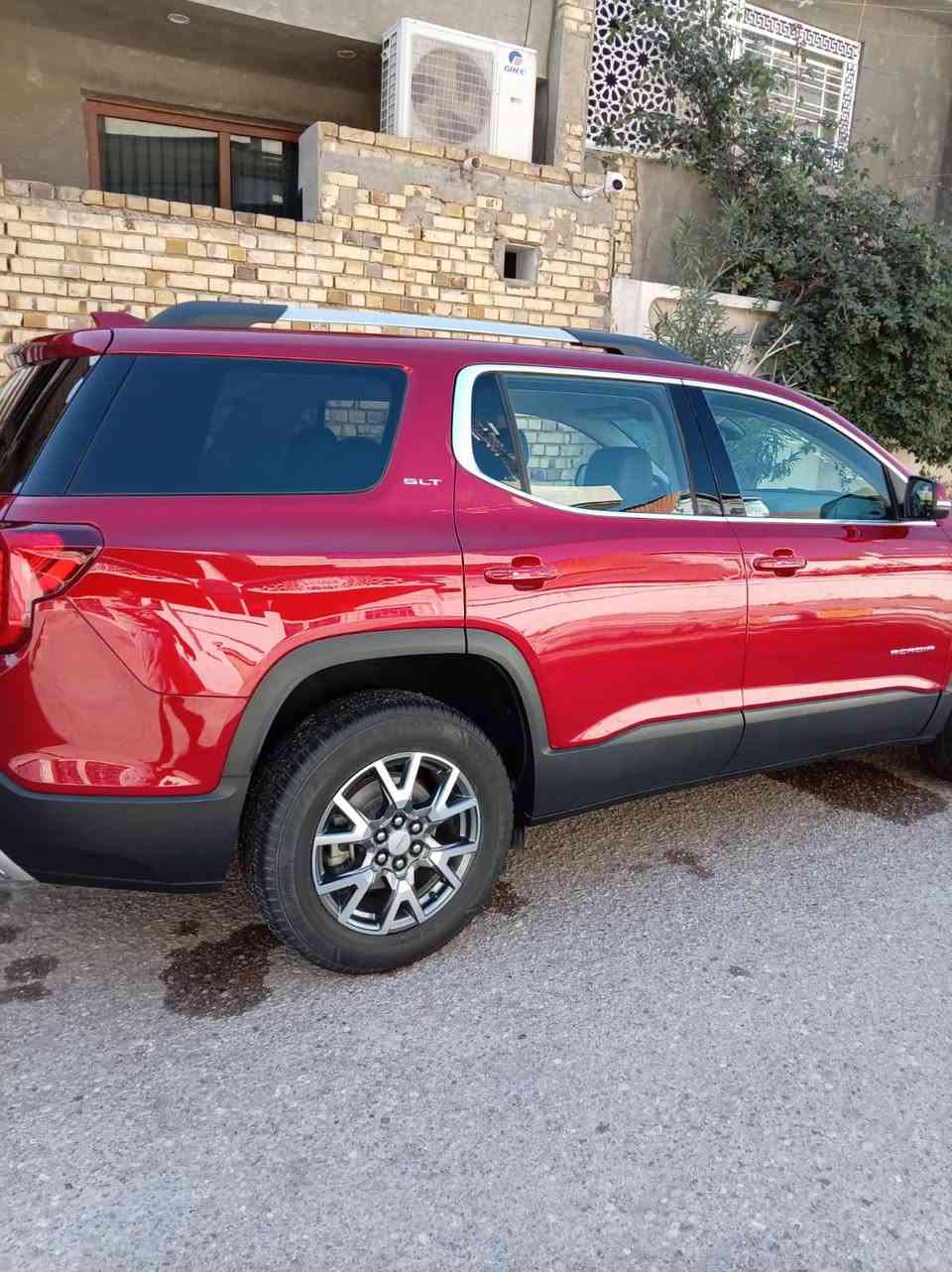 السلام عليكم اكاديا  موديل ٢٣ حادثها كما موضح بالصور ٤ سلندر  ٢٥٠٠ تيربو ٧ راكب كشناتها سياحيه رقم واسط مشروع وطني السياره ماشيه ٩٠ الف كيلو جنطه كهرباء رادار امامي جانبي كشنات جلد كشن  السائق كهرباء  سونار موجود السياره بالكوت مركز المدينه ***********
