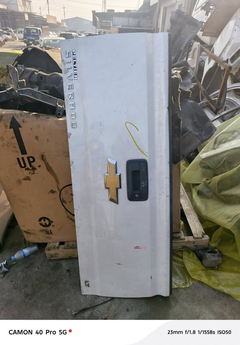 ابواب صوب السايق وباب البدي سلفرادو موديل ٢٠١٧ باب السايق بي طخة بسيطة كاملات مع البطاين وغراضهن سعرهن ٥٠٠ دولار من الاخير *********** مكاني كربلاء المقدسة
