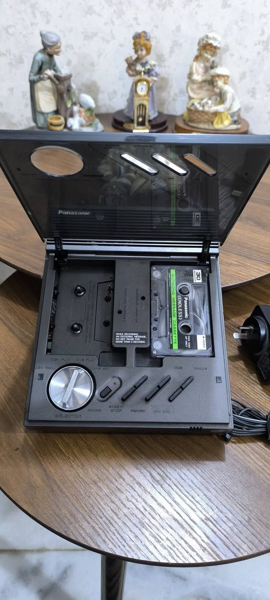 السلام عليكم
جهاز مسجل 
ماركه Panasonic 
صناعه ياباني 
جهاز تسجيل مكالمات ارضي 
و مسجل 
شغال مع المحول 
السعر 35 
التوصيل 5 بغداد 6 باقي المحافظات


**إذا كنت صاحب هذا الإعلان وتريد حذفه لأي سبب، رجاءا أرسل رسالة إلى الدعم الفني**