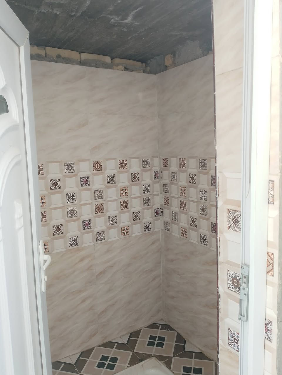 بيت مساحه ٣٥٠ متر في الاسكان صناعي دور سيد حمزه نزله 
بناء بلوك صب كونكريت والاساس صب كذالك 
الرابعه  يحتوي ع
 ثلاث غرف
 وصالتين ومطبخ
 وصحيات 
ودوانيه ١٠ في ٤
الشراي يتصل ***********
