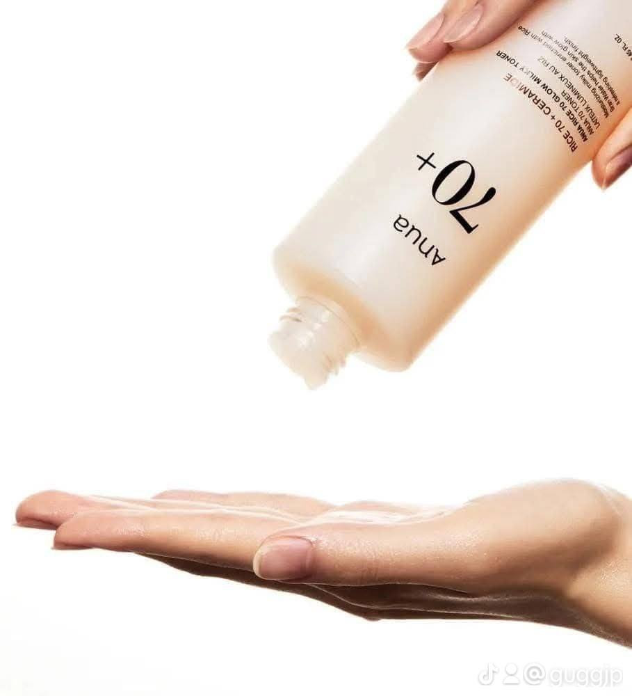 ✨تونر أنوا رايس 70 جلو ميلكي (Anua Rice 70 Glow Milky Toner) تونر حليبي خفيف الوزن مصمم لترطيب وتفتيح البشرة. يحتوي على مكونات رئيسية تساعد في تحسين ملمس البشرة وتعزيز حاجزها الواقي. 🌾

🍚الميزات والفوائد الرئيسية:-
✔️ يوفر التونر ترطيباً مكثفاً بفضل مكونات مثل حمض الهيالورونيك والبانثينول والبيتين، مما يترك البشرة رطبة ومنتعشة دون إحساس لزج.
✔️يحتوي المنتج على 70% من ماء نخالة الأرز والنياسيناميد والأربوتين وفيتامين C، وهي مكونات معروفة بقدرتها على تفتيح البشرة الباهتة وغير المتساوية اللون.
✔️ تساعد السيراميدات (Ceramide NP, AP, EOP) والبروتينات الموجودة في التركيبة على تقوية حاجز الحماية الطبيعي للبشرة ومنع فقدان الرطوبة، مما يجعله مناسباً للبشرة الحساسة والمتهيجة.
✔️ التركيبة خالية من العطور ومُختبرة من قبل أطباء الجلد، وهي غير مسببة للكوميدوغينيك (لا تسد المسام)، مما يجعلها مناسبة للاستخدام اليومي لجميع أنواع البشرة، بما في ذلك البشرة الحساسة والمعرضة لحب الشباب.
#الاصلي المنشأ كوريا 🇰🇷💯
السعر ١٥ الف 
🚘يوجد خدمة توصيل لجميع محافظات العراق ٤ الاف🚘


**إذا كنت صاحب هذا الإعلان وتريد حذفه لأي سبب، رجاءا أرسل رسالة إلى الدعم الفني**