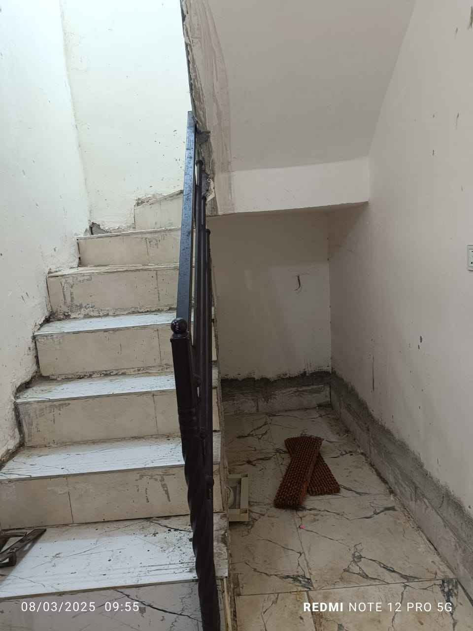 بيت للايجار او الرهينه ٥٠ م  طابقين ٣ غرف وصاله بناء حديث الاستفسار *********** او *********** العنوان كربلاء مستشفى الوارث خلف مدارس العميد كربلاء, العراق
