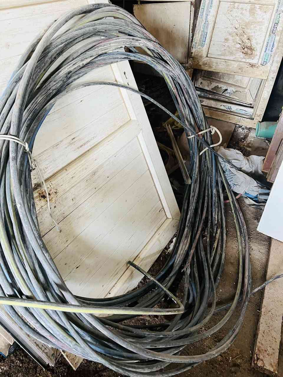 ظفاير كهرباء للبيع سعر متر 7تالاف.  ***********
