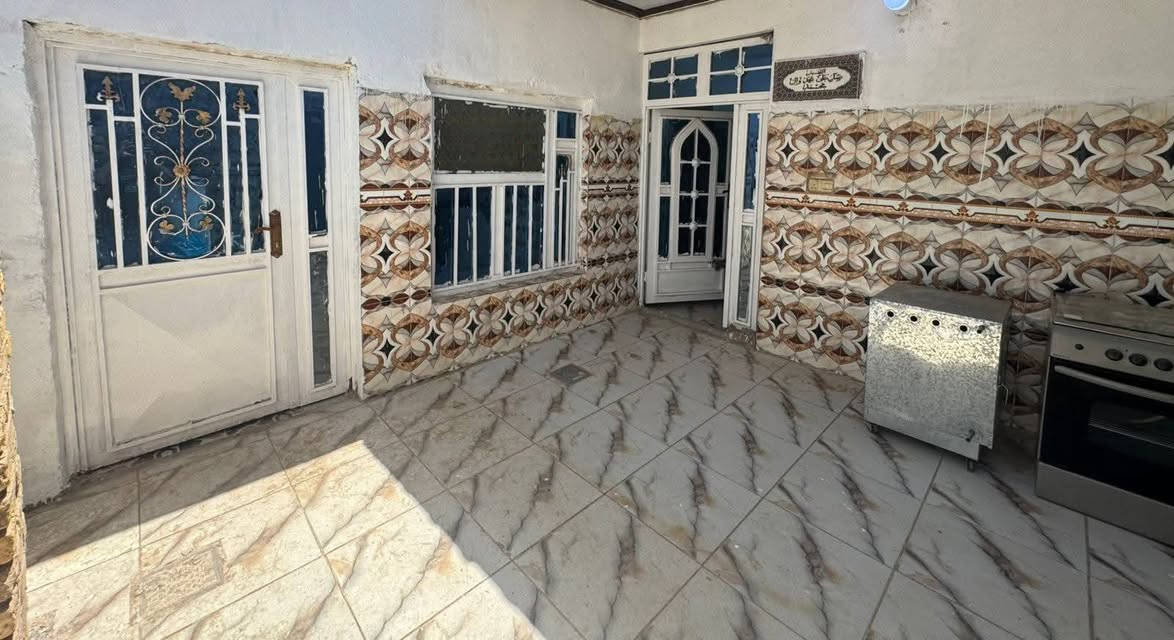♦️دار مساحته 250متر للبيع نظيف♦️ يحتوي على غرفتين نوم وهول ومطبخ واستقبال وصحيات داخليه وخارجية وكراج كبير وحديقة كبيرة 
⬅️مبني من البلوك⬛
⬅️السقف عكاده ⬛
⬅️ الارضيه والجدران سيراميك ⬛
⬅️نوع العقار طابو زراعي⬛ 
⬅️مرقم من قبل البلدية ⬛
⬅️عرض الشارع 8متر⬛
السعر//40💸مليون وقابل للتفاوض 
العنوان//كوت حي الحكيم الاولى شارع الشهيد نزار
للاستفسار الاتصال على الارقام التالية ☎️
***********
***********
***********
***********
