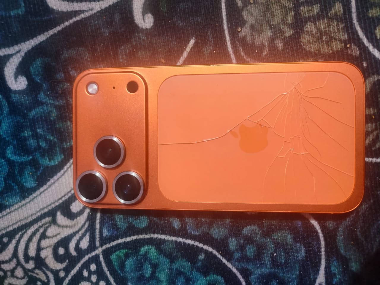 آيفون ١١عادي محور ١٧للبيع ٢٥٠ ***********
