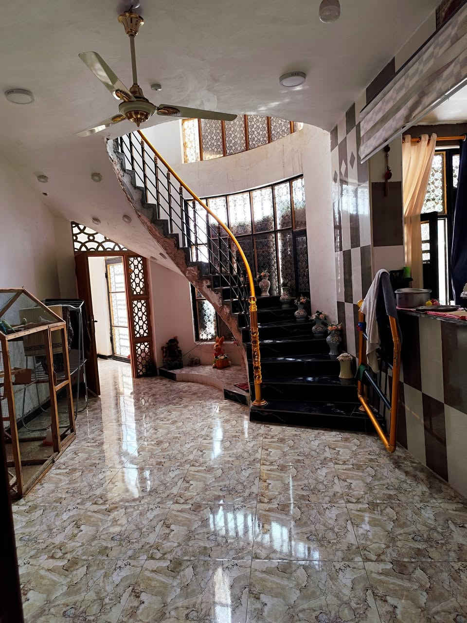 السلام عليكم بيت طابو صرف مساحه ٢٥٠ ثاني بيت عن شارع العام بناء حديث 
يتكون من غرف ثنين وصاله ومطبخ حار وبارد واستقبال وصحيات داخليه وخارجيه وحمام كبير بناء كونكريت المكان قرب معرض ال شيال السعر ١٢٥ وبيه مجال 
استفسار ***********
