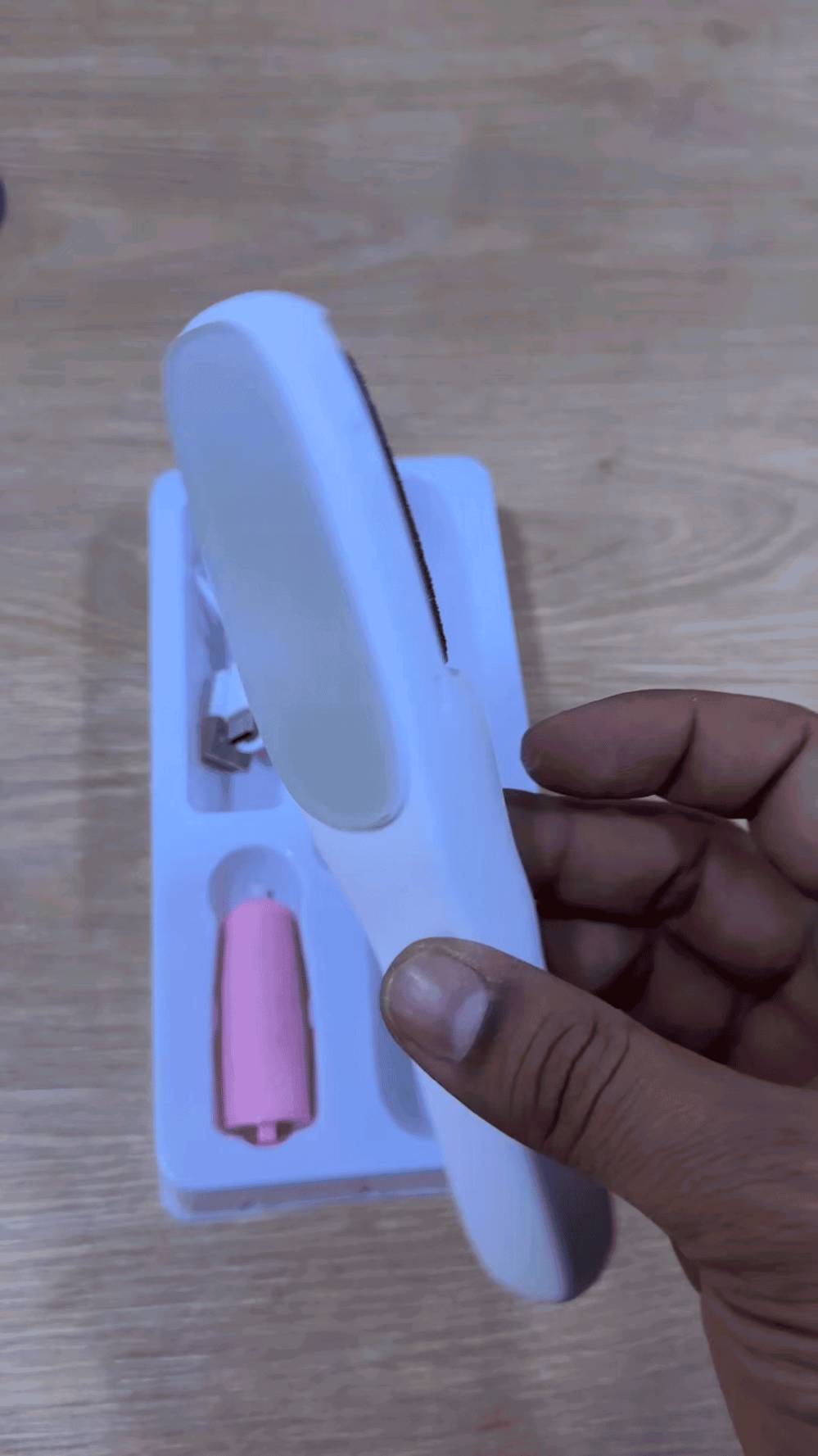 الكميه محدوده جدا....

مقشر قدم كهربائي يعيد لقدمج الملمس الناعم خلال دقائق!

سرعتان للتقشير تناسب جميع الاحتياجات من الخفيف إلى القاسي.

رأس دوّار قوي يشيل الجلد الميت بدون ألم وبدون مجهود منك.

بطارية قابلة للشحن… يعني استخدام مريح بأي وقت وأي مكان.

حجمه خفيف ومناسب للسفر وللاستخدام اليومي.


والتوصيل  لجميع محافظات العراق 