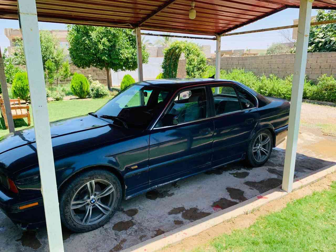 السلام عليكم/سيارة BMW موديل ١٩٩٠  ٥٢٠ /رقم دولي /باسمي تحويل ثاني يوم /تبريد  اطارات طخم جديد آصلي /كوبون بنزين /صدر جديد /البيع نقدا /السعر  ٤٥ ورقة /الرقم للتواصل/***********
