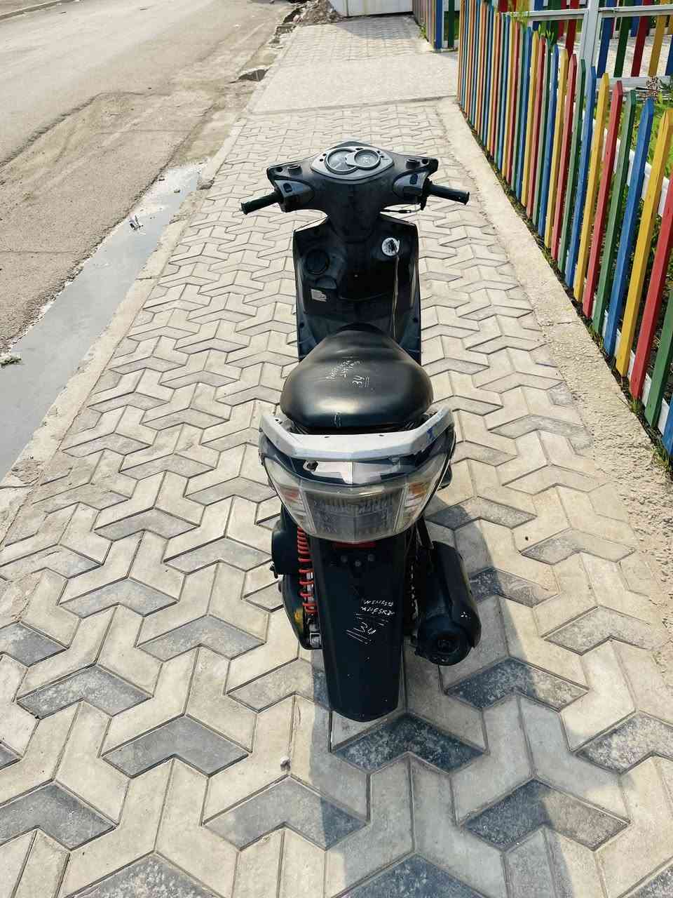 السلام عليكم للبيع دراجه سكنس فحل رمبه كابريتر دراجه ربع  نكره بكل وقت مكينه بلاديه خرسه ماتنسمع كهربائيات شغاله  مكفوله من شخط السعر 675 مكاني بغداد الدوره شارع60رقمي ***********بالعافيه عل ياخذها دراجه كارتون
