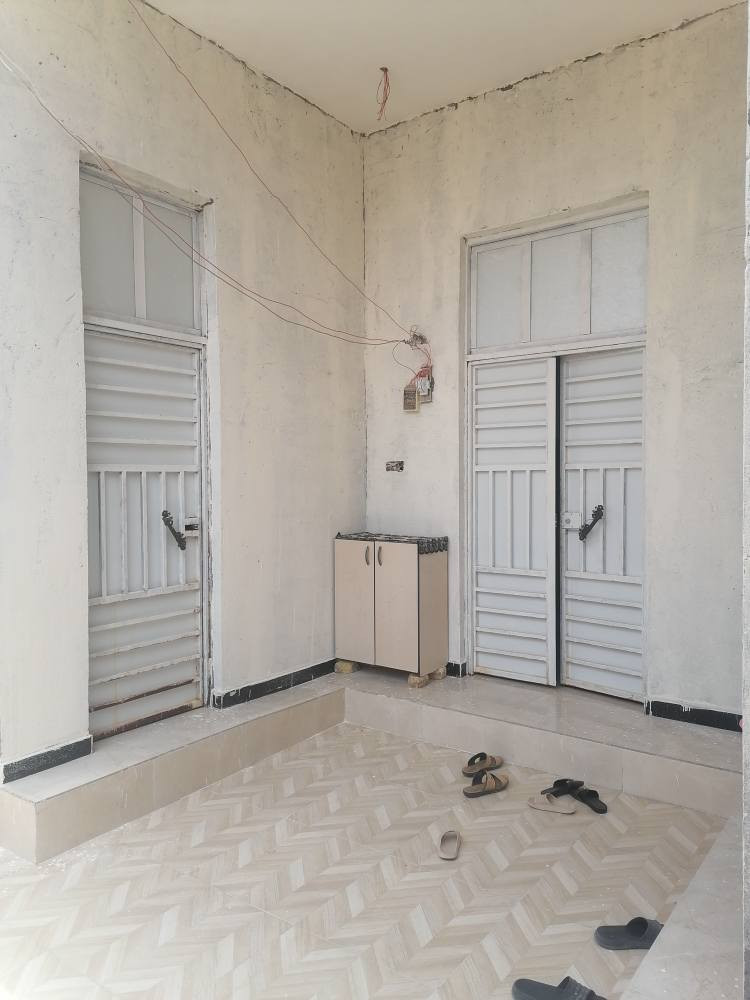 بيت بناء حديث للبيع في تنومه نهر حسن شارع الدواجن اوحي الغدير المساحه ٢٠٠ متر بناء حديث طابقين الطابق الأول يحتوي على غرفتين وصاله واستقبال ومطبخ بارد و حار وصحيات داخليه وخارجيه والطابق الثاني نضام شقق الشقه الأولى تحتوي على غرفتين وصاله ومطبخ وصحيات والشقة الثانيه غرفتين وصاله ومطبخ وصحيات الشقق بابهن عل شارع والبيت بابه على شارع الشقق يحتاجلهن تشطيب يعني هيكل درجهن وحد طابو زراعي صرف السعر ١٧٠مليون اوهذ رقمي *********** تحياتي البصرة, العراق
