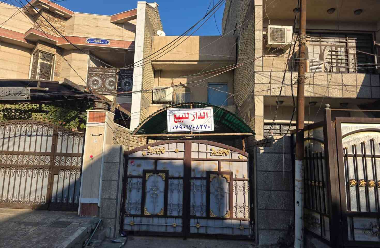 السلام عليكم 

بيت للبيع المساحه 87 متر

📍الـموقع الشعب حي عدن خلف مركز شرطه الشعب ( شارع الفاراطسه)

الـبيت طابقين يحتوي على :  كراج سياره + صاله + 3 غرف نوم + 2 صحيات 

للاتصل ***********
