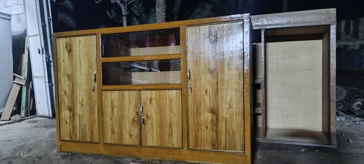 بوفيه تسكام نضيفه الطول مترين المكان الشاميه السعر ب 160 وهذا رقمي ***********
