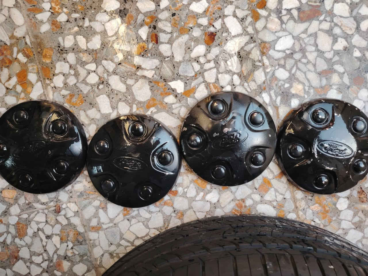 سلام عليكم طوس مال بوليسي فورد اصليات سعرهن 25الف ***********
