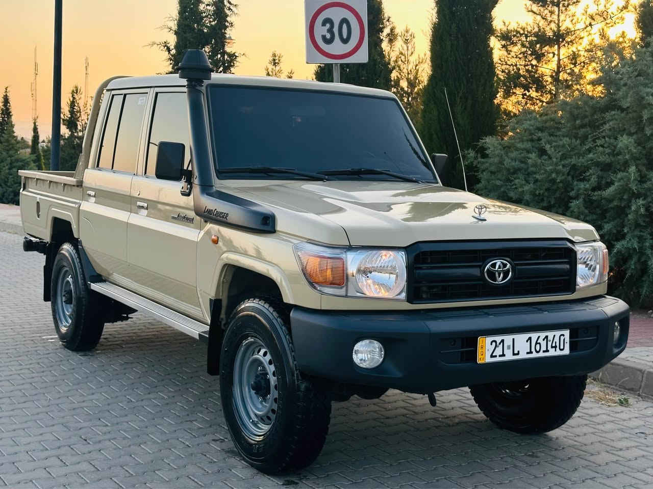 تۆیۆتا لاندکروز LX  2022 مێگزەمینی  V6
 سفری شەریکەی ساس
مواسەفات ڕێوییە 
تەنها  ٦٧ هەزار ڕۆشتوە 
وەک سفر وایە 
سەیارەکەزۆر زۆر نمونەو ڕەقەم یەک جوانە 
دەعامی بۆدەعامی بەشەرتی هەموفەحسێک
 بۆیاخ و سارد وشوختی نیە

 ڕەقم سەنەوی تازەیە

 سەیارەکەلەسلێمانیە  

ژمارەی خاوەنەکەی 
 ***********
***********
نرخ ٤١٥$ السليمانية, العراق

