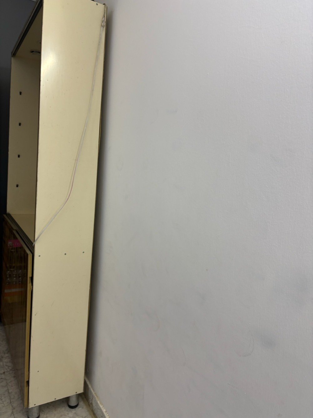 أغراض محل صيانه او أغراض منزليه ميز صيانه ويرهم للدراسه وجان خانه عدد3 ورفوف اكسسوارات وعارضة كفرات وعارضة موبايلات السعر 850,000 للاسفسار اتصل على الرقم***********