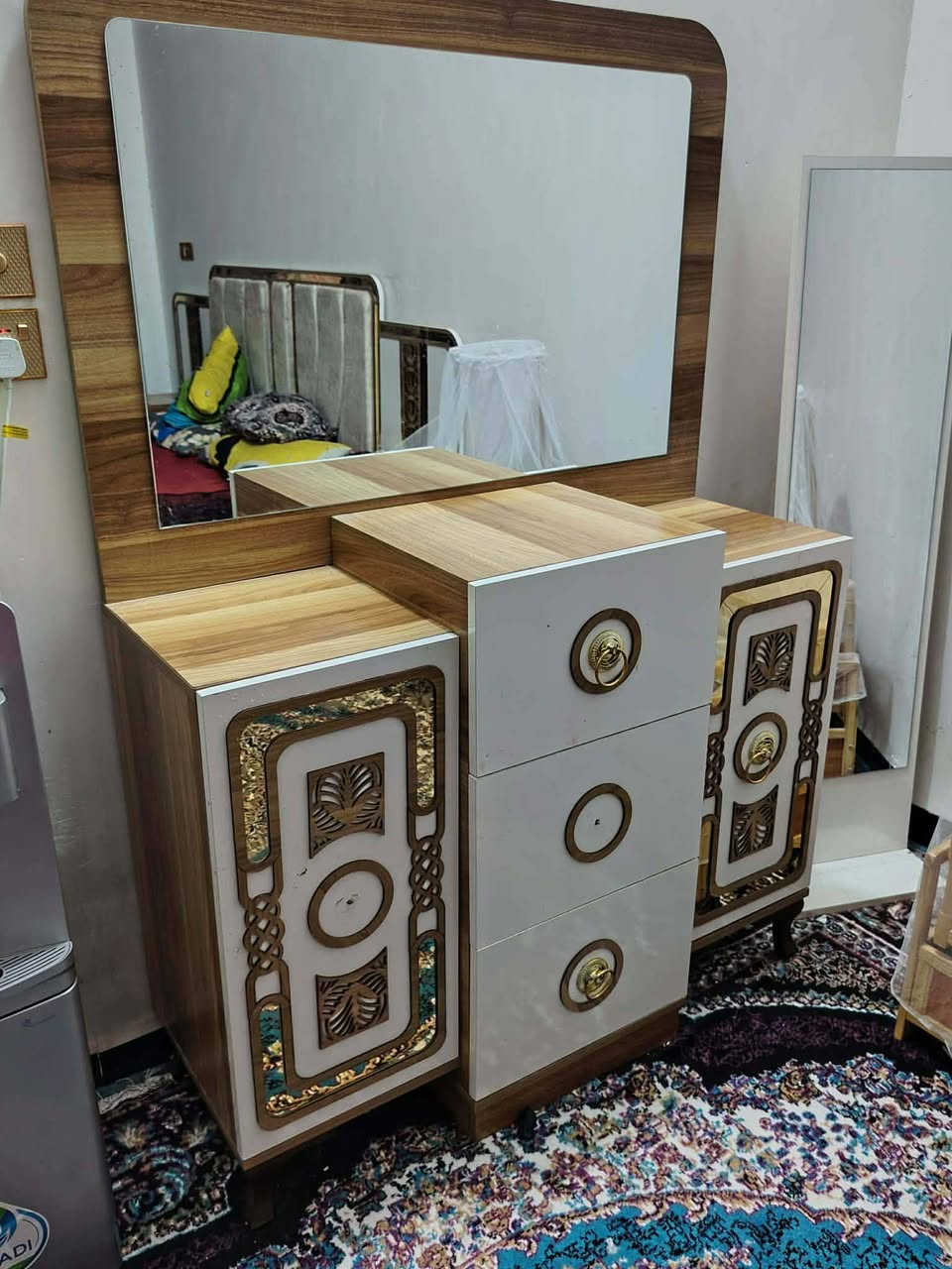 السلام عليكم غرفه تركيه 9 قطع نضافه ميه من ميه كنتور 3 امتار ويا ملحق متر الاستفسار على الرقم ***********
