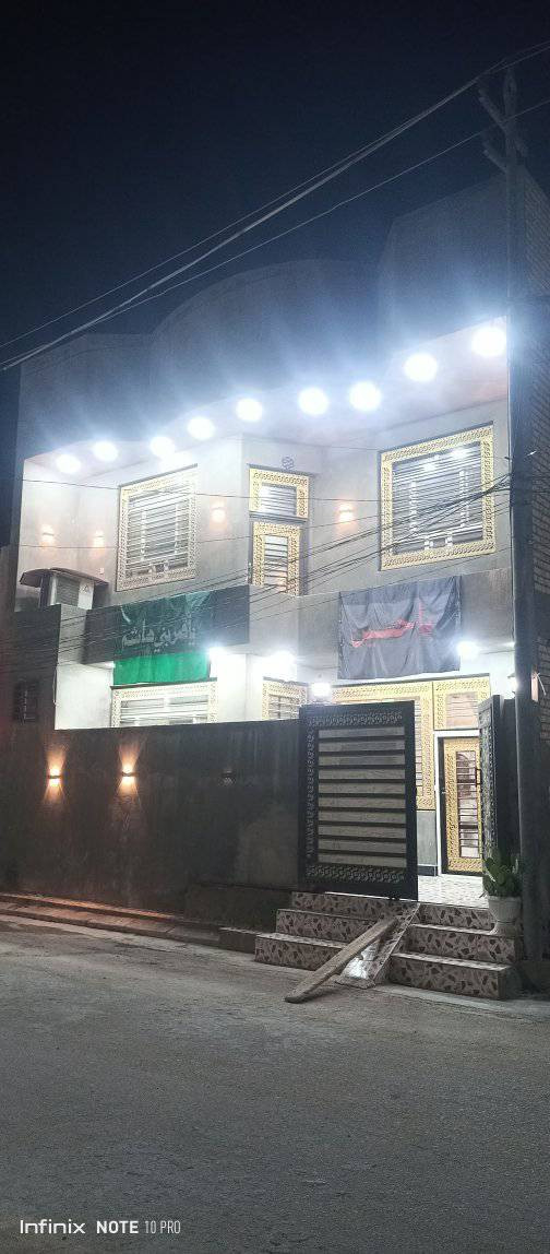 دار طابقين للبيع في كربلاء قرب جامعة أهل البيت الجهة المقابلة بداية شارع البزل فرع مجمع الكوثر الطبي البيت قريب من منتجع جنائن كربلاء بداية الفرع عيادات طبية البيت يبعد عن المرقدين الطاهرين 10 دقائق بالسيارة ويبعد عن مرقد الحر 5 دقائق بالسيارة يحتوي الطابق الاول إستقبال ومطبخ حار بارد وصالة وغرفة نوم ومجمع صحيات داخلي و خارجي ويحتوي الطابق الثاني صالة وغرفتين نوم و بلكونة ومجمع صحيات... بناء حديث طابو سند 25  مع توفر جميع الخدمات وشارع 12 متر *********** عصام ابو علي

