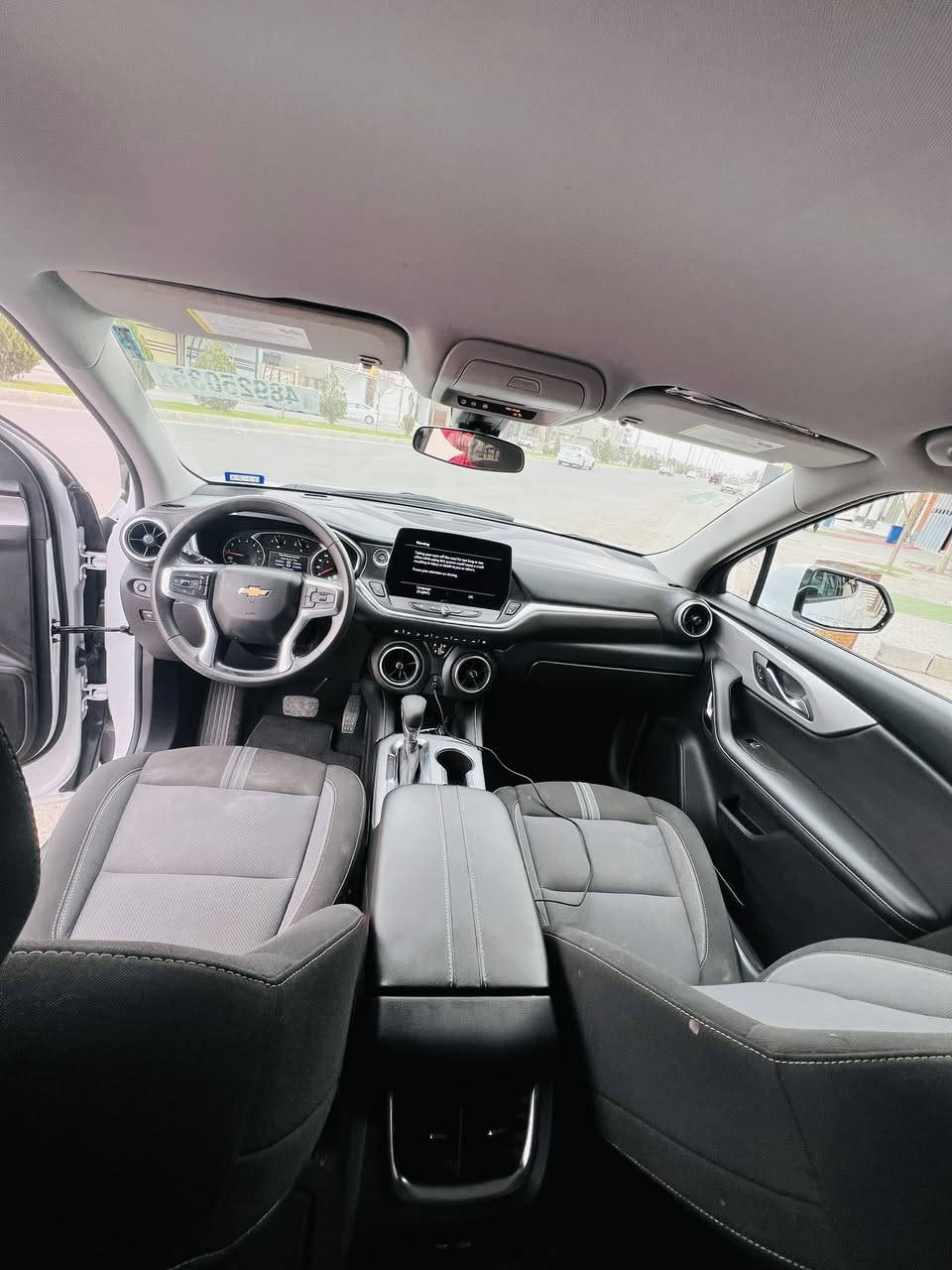 شوفرليت بلايزر2023
سلام عليكم 
بلايزر 2023
لون ابيض
بصمه 
رادارات
كشن كهربائي
شاشه كبيره
تبريد قطعتين 
وباقي المواصفات معروفه 
ضررها فقط تعديل بارد باب السكن 
وقبغ الصندوك بي بارد وشويه ضبغ 
بدون ايرباك بدون دواخل بدون شاصي 
وشرط الترقيم 
السياره جديده بمعنه الكلمه دخول جديد
سعرها 188 وبيها مجال قليل 
رقم المبايل ***********
