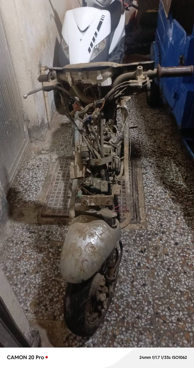 سلام عليكم دراجه نوزل لبيع كوم حديد غراضه موجود كفراته لون رصاصي سعر 50وبيه مجال ***********
