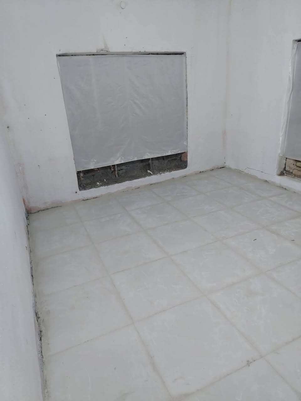 سلام عليكم بيت للايجار في حي التضحيه بيت بناء قديم بس جاهز للسكن غرفتين +استقبال +هول +مطبخ المساحه 200متر 
التواصل مع ***********
