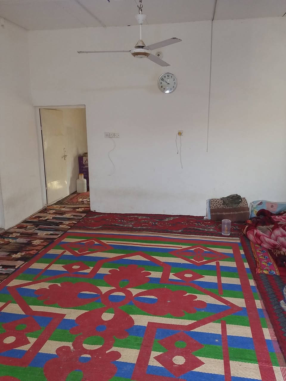 بيت للبيع مساحته ٢٠٠م في دور النواب ضباط مقابيل نزلة السياسين مرقم من قبل البلدية  ماء وكهرباء ومجاري للأستفسار الاتصال على الرقم ***********
