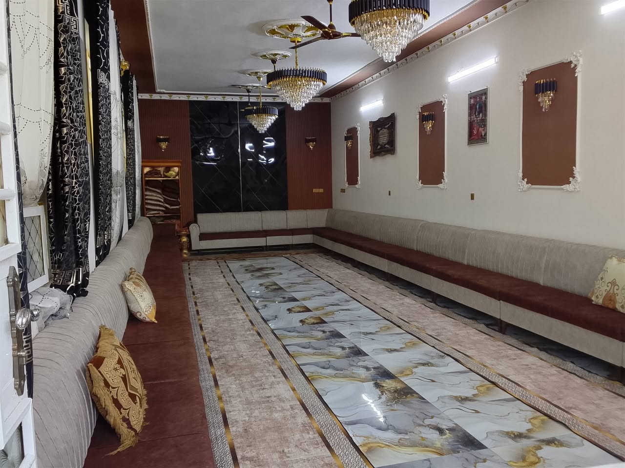 السلام عليكم
دار للبيع المساحه( 480 )  متر واجه/12 /او نص /نزال/40 
يحتوي على  استقبال/ واجه 4 × نزال/13 ،+ خدمات خارجيه 
+حولي كبير + 3 غرف نوم واسعه 
+حديقه مرتبه /. مقابل الدار مدرسه.  وشارع عرض 15 متر 
العنوان بغداد منطقه الانتصار قرب مرور الحسينيه 
السعر 180 او بي محال 
التفاصيل الاتصال على الرقم***********
