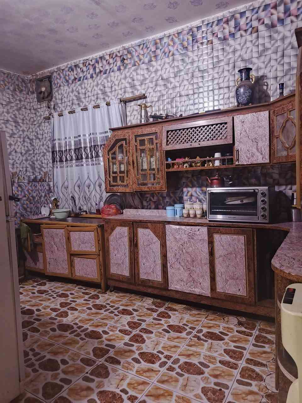 بيت البيع ناحية ازيناويه 125غرفتين جوه وغرفه فوك +تستقبال +حمام وتواليت داخلي وخارجي +مطبخ البيت كامل +صطح شتكايكر وستاره ‏‪***********‬‏واهاذه رقمي
