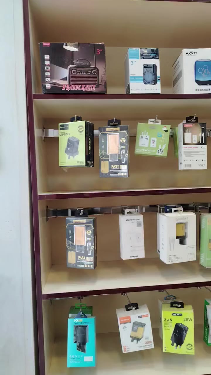 غراض محل للبيع شحنات هتوفون؛؛ + ميز وكرسي طبلات للاستفسار الاتصال على ***********
