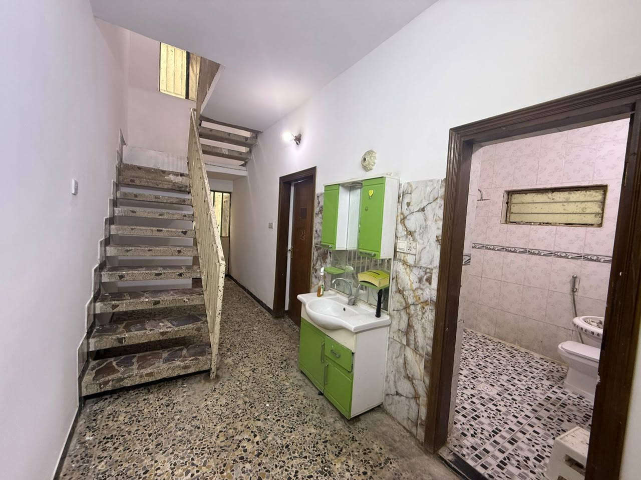 بيت 120 متر في الطائي حي الجهاد طابق ونص غرفتين وحمامين واستقبال وهول ومطبخ جاهز من تانكي وكيزرات وماطور ايجاره 675 الف الاتصال علىهذا الرقم***********
