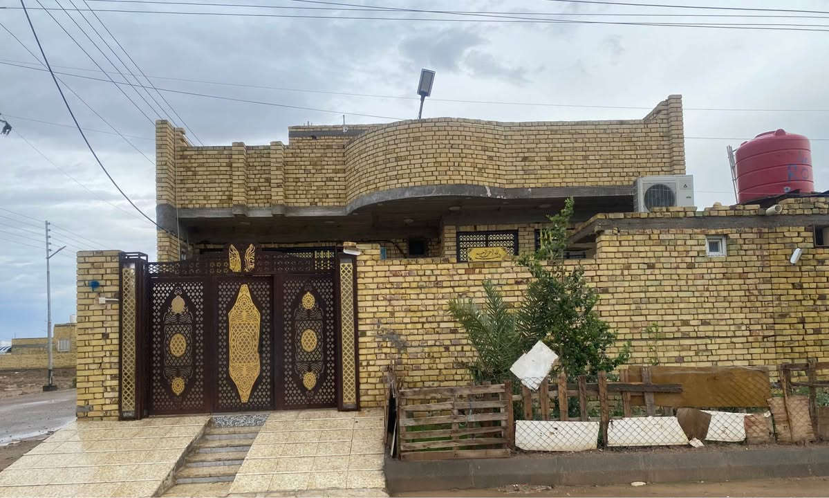 بيت للبيع في ميسان - حي المهندسين 🏠
بيت (ركن) بناء كامل، بموقع جداً مميز وهادئ في منطقة حجي حسن الجديد (حي المهندسين).
📍 الموقع:
البيت صاير خلف جامعة ميسان (كلية الهندسة) ومجاور لكلية الإمام الكاظم (ع)، يعني موقع قريب على كل الخدمات.

📐 التفاصيل:
المساحة: 200 متر.
النوع: ركن.
الخارطة:
غرفتين نوم (وحدة منهن سويت).
صالة.
استقبال جبير.
بناء كامل وجاهز.

📞 للاستفسار أكثر يرجى الاتصال على الرقم:
*********** عمارة, ميسان
