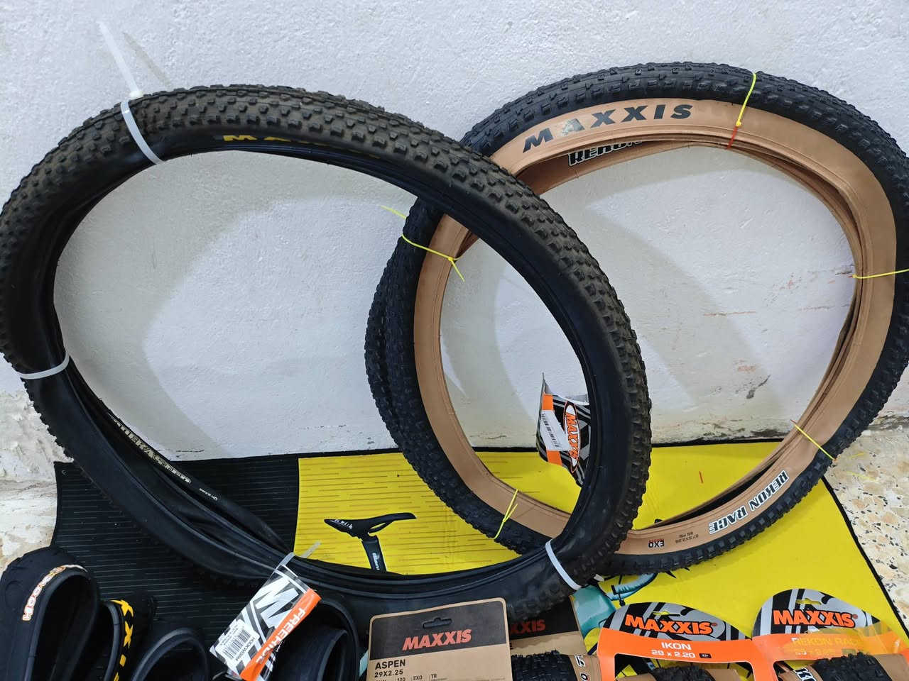 سلام عليكم
متوفر أطارات احجام 26/27.5/29 MAXXIS  💯 

بيهن تك وبيهن زوج 

جديد غير مستخدم

شنو يعجبك تفضل خاص وتدلل

تفاصيل اكثر خاص 

متوفر توصيل جميع المحافظات 5
***********
