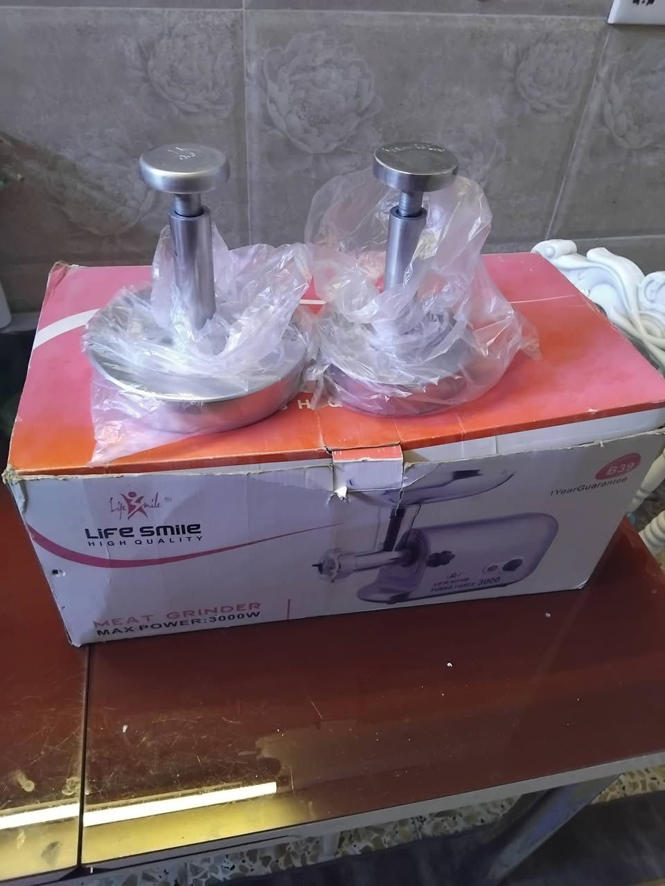 سلام عليكم من رخصة الادمن المحترام عندي مثرامة حجم صغير صناعة المانيا اخت الجديدة استعمال قليل مع قوالب عدد 2مال همبركر للبيع السعر 100 بغداد الكرخ هاتف ***********
