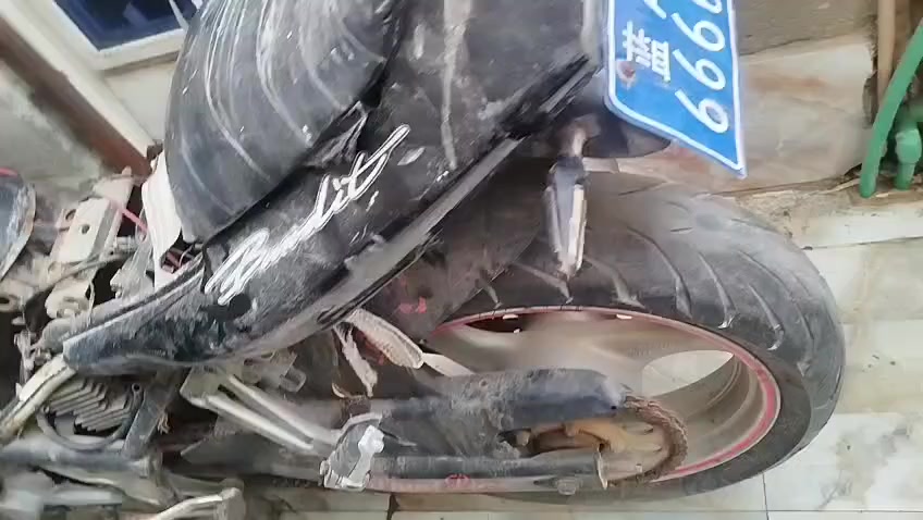 سلام عليكم  دراجة نارية بطح اللبيع  درجة عوزه  بس عقل صاير سنه ونص دراجه متروكه والباك عقلها ناصريه مركز سعر  250 رقم الهاتف  ***********
