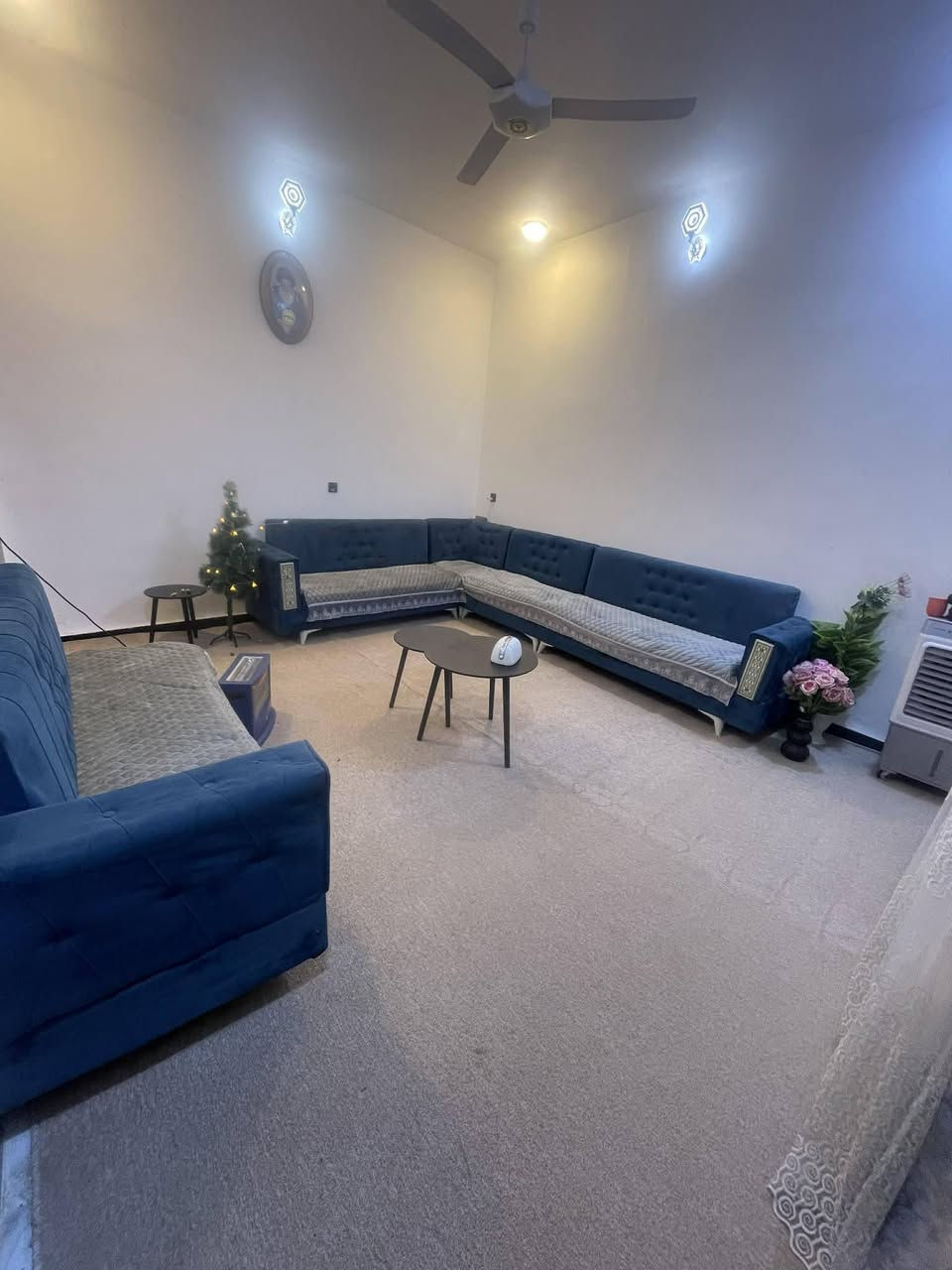 الدار للبيع المساحه 120متر طابو زراعي سند 25 تحويل مباشر بناء حديث طابوق السقف صب كونكريت بناء درجه اولى يتكون من غرفه نوم وستقبال وصاله ومطبخ مجمع صحي خارجي وداخلي وطارمه وممرات الموقع على ربيانه شارع حجي نبيل عرض الشارع 7متر تبليط ومجاري 
أي استفسار إتصال على الرقم التالي واتساب ***********
أو مراجعة مكتب ابو زهراء التميمي شارع المواكب مقابل حسينية الخزرج الخاص مفتوح
