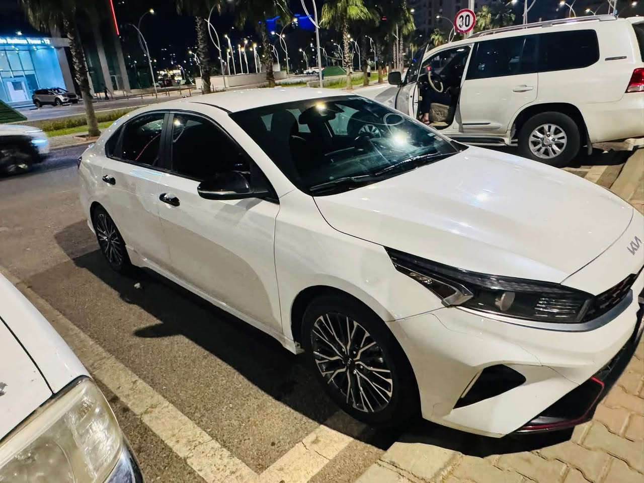 كيا فورتي GT-LINE 2023
السيارة باسمي شخصيا تحويل مباشر
ماشيه 37
فول مواصفات ماعدا الفتحة
شاشة كبيرة ابل كار 
تحديد مسار 
بصمة تشغيل 
بصمة ابواب
اشارة ترحيب
تشغيل عن بعد
اشاير بالمري
توقف ذاتي
رادارات 360 درجة
صندوق ذكي يفتح عند الاقتراب
لد امامي خلفي
محرك 2000 دوش 
مابيها اي نقص السيارة 
بدون ايرباك كله سليم
العنوان بغداد الرصافه
***********
السعر 160
