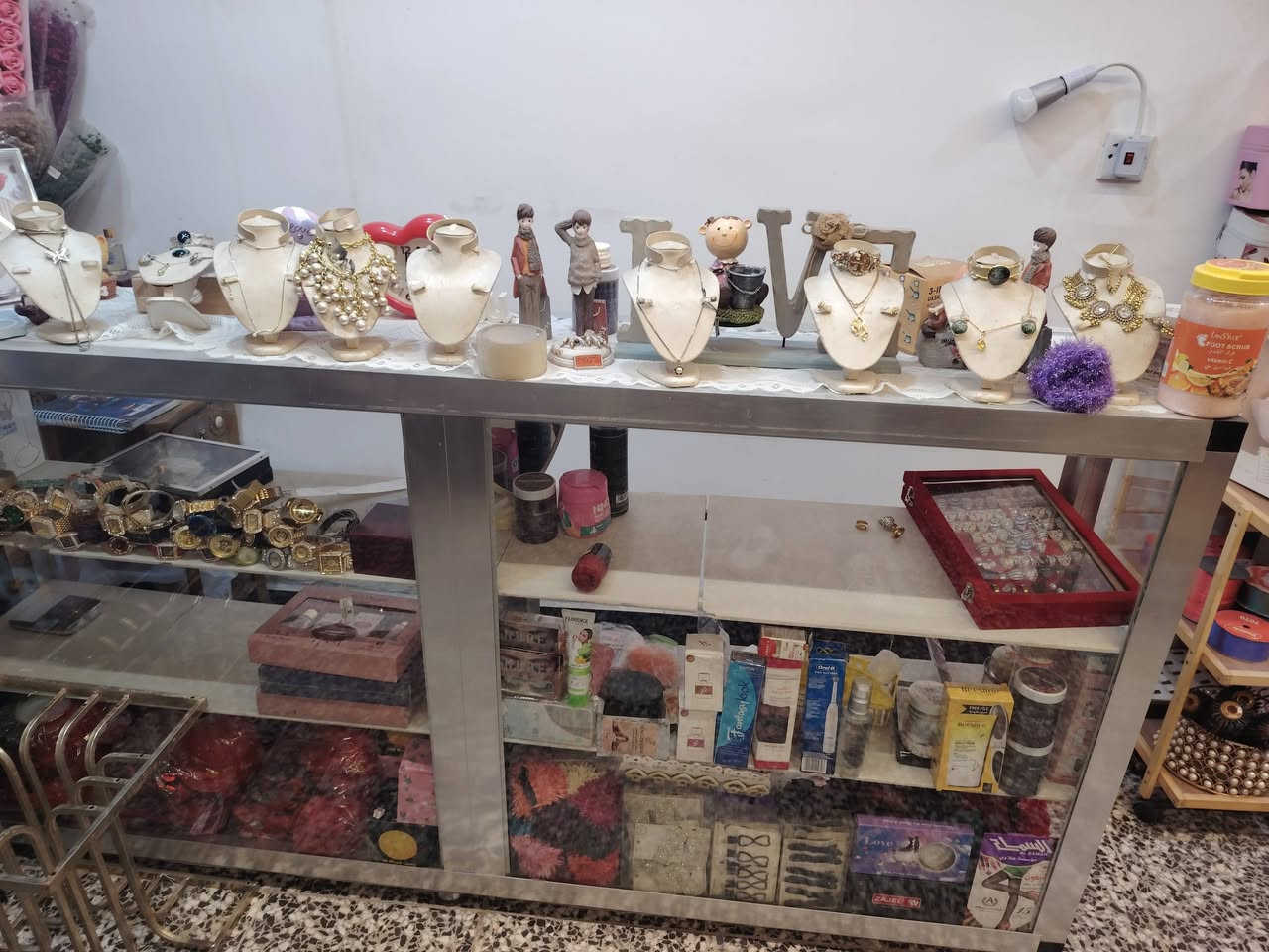 سلام عليكم عندي غراض تصفيت محل بيع شلع لحد يطب وكول ريد هاي وهاي بيع كلهن شلع وخير من الله بيهن غراض كلهن جددمن ملابس حذيه جنط تراكات شحاطات نساء هاذه رقمي. سعر ثلاثه ملاين وميتين       3200     ***********  بي واتساب
