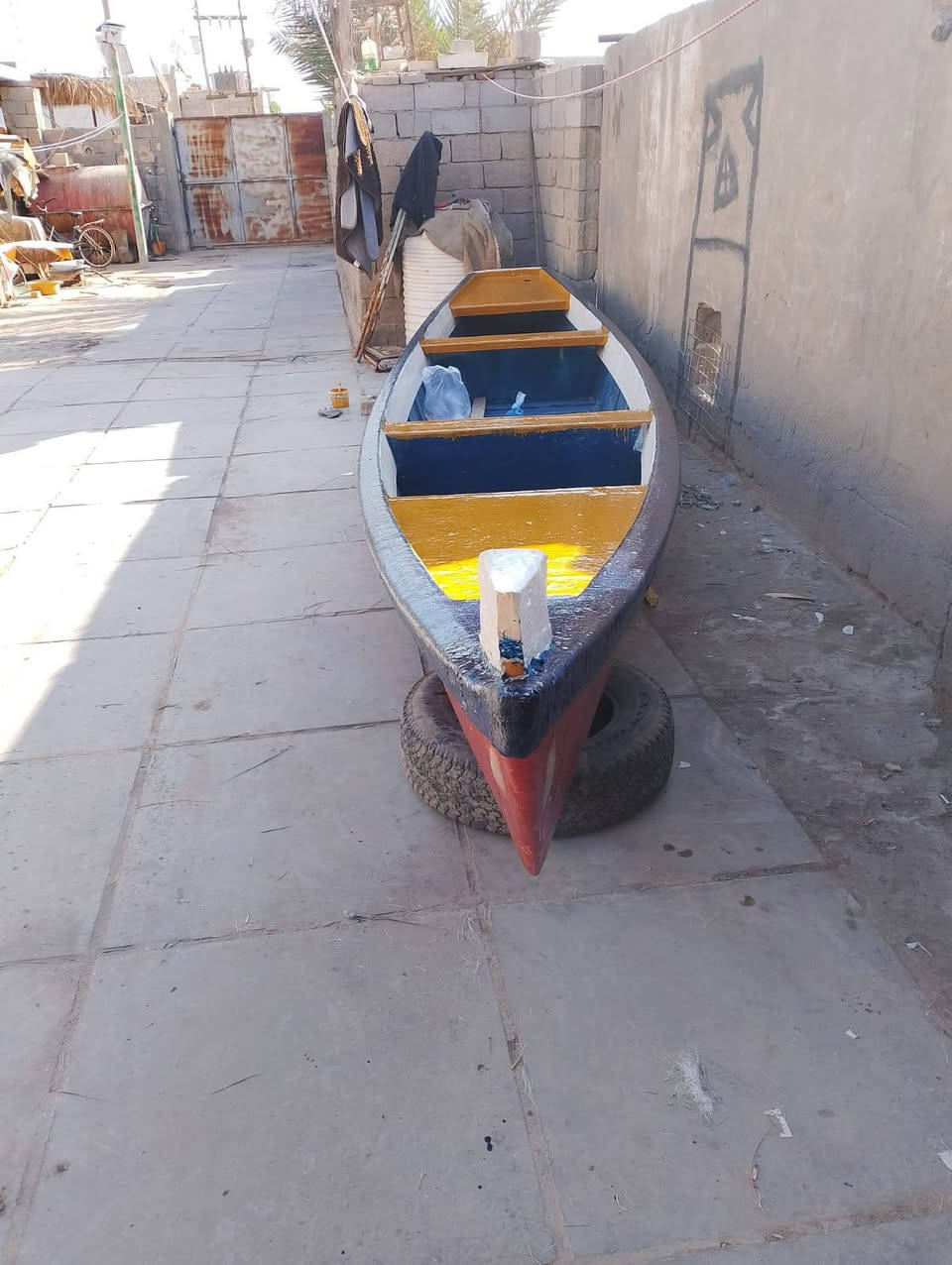 سلام عليكم اخوان بلم مانازل للشط للبيع طول ١٣ذراع ارتفاع ٤١ عرض ٩٠ عنوان البصرة الهارثه الطاقة  رقم ***********
