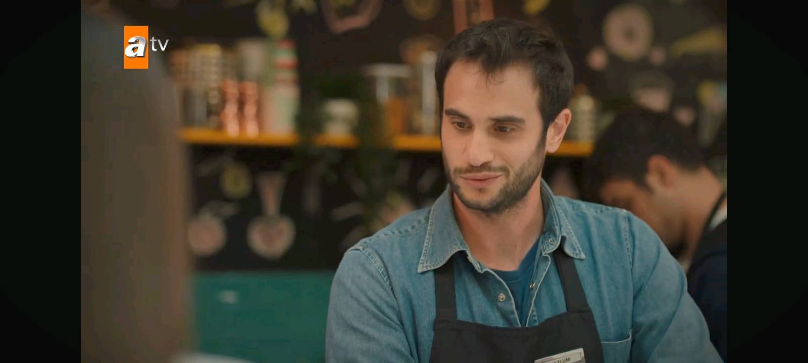 قميص جينز أنيق ومريح للرجال. يمكن ارتداؤه في المناسبات غير الرسمية أو عند الذهاب إلى العمل. القميص بحالة ممتازة بدون أي خدوش أو ضرر. مقاسه مناسب للرجال الذين يفضلون المظهر الكاجوال العصري. لون القميص جذاب ويسهل تنسيقه مع الألوان الأخرى.