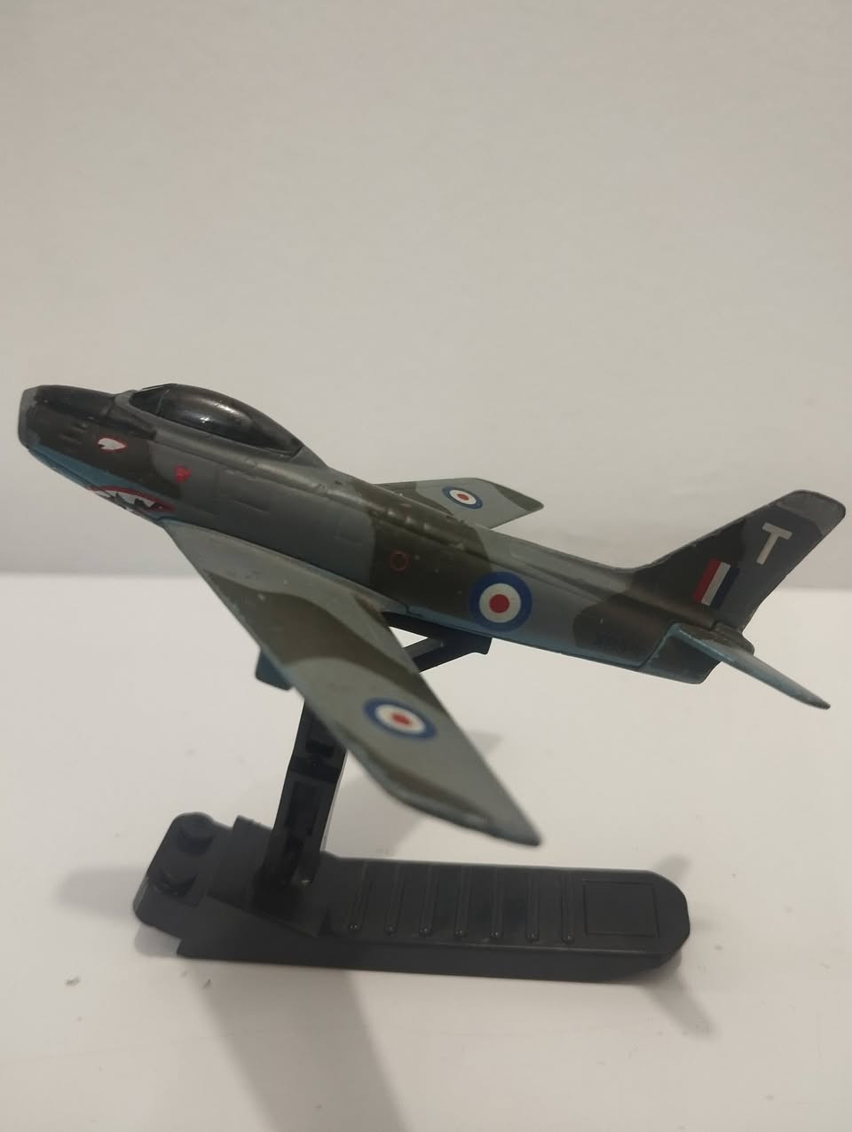 طائرة حربية  حديد نموذج من شركة كورجي.


**إذا كنت صاحب هذا الإعلان وتريد حذفه لأي سبب، رجاءا أرسل رسالة إلى الدعم الفني**