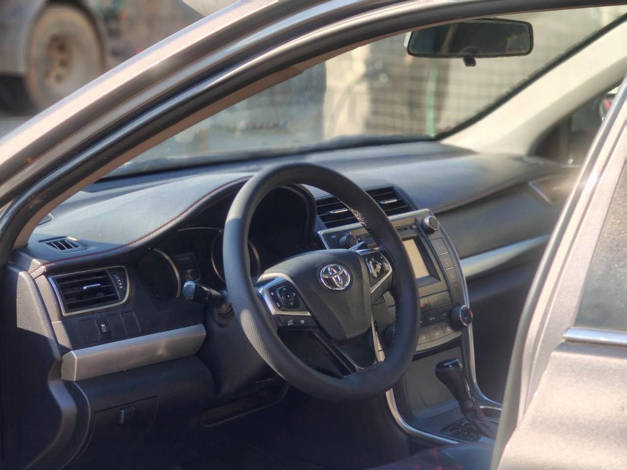 كامري2017، بيها ۳قطعة صبغ  بجم كبس ، بيها ظربة خفيف خلفي ، ايرباك كلها سليم ، رقم و سنوية جديد تحويل وكالة شرط ، سعر127ورقە ، ر.م***********
