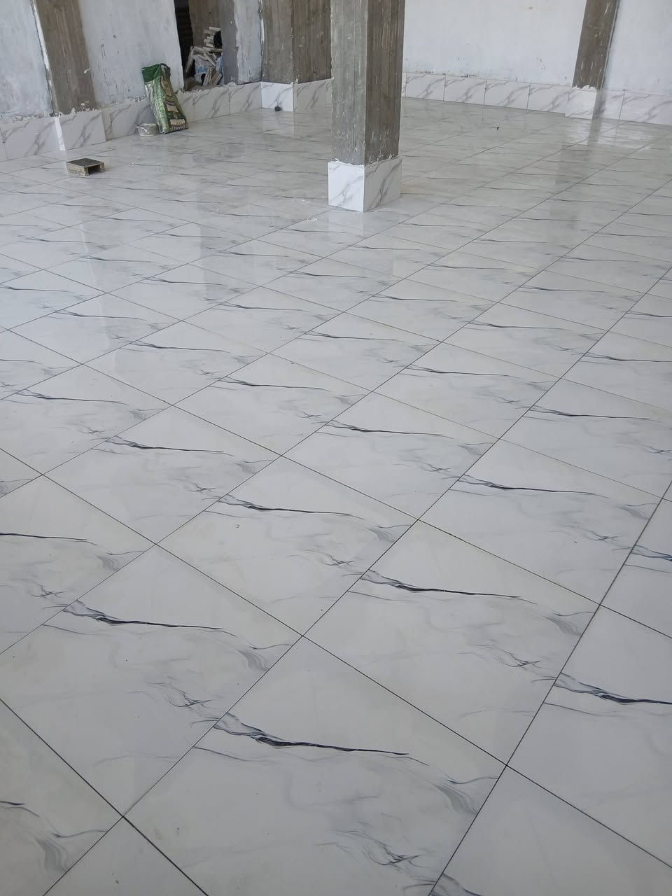 سلام عليكم خلفه سيراميك ارضي الواح شغل مضبوط ومناسب شغل ليزر اسعار المتر (٦ ونص )اتصال ***********او مراسله
