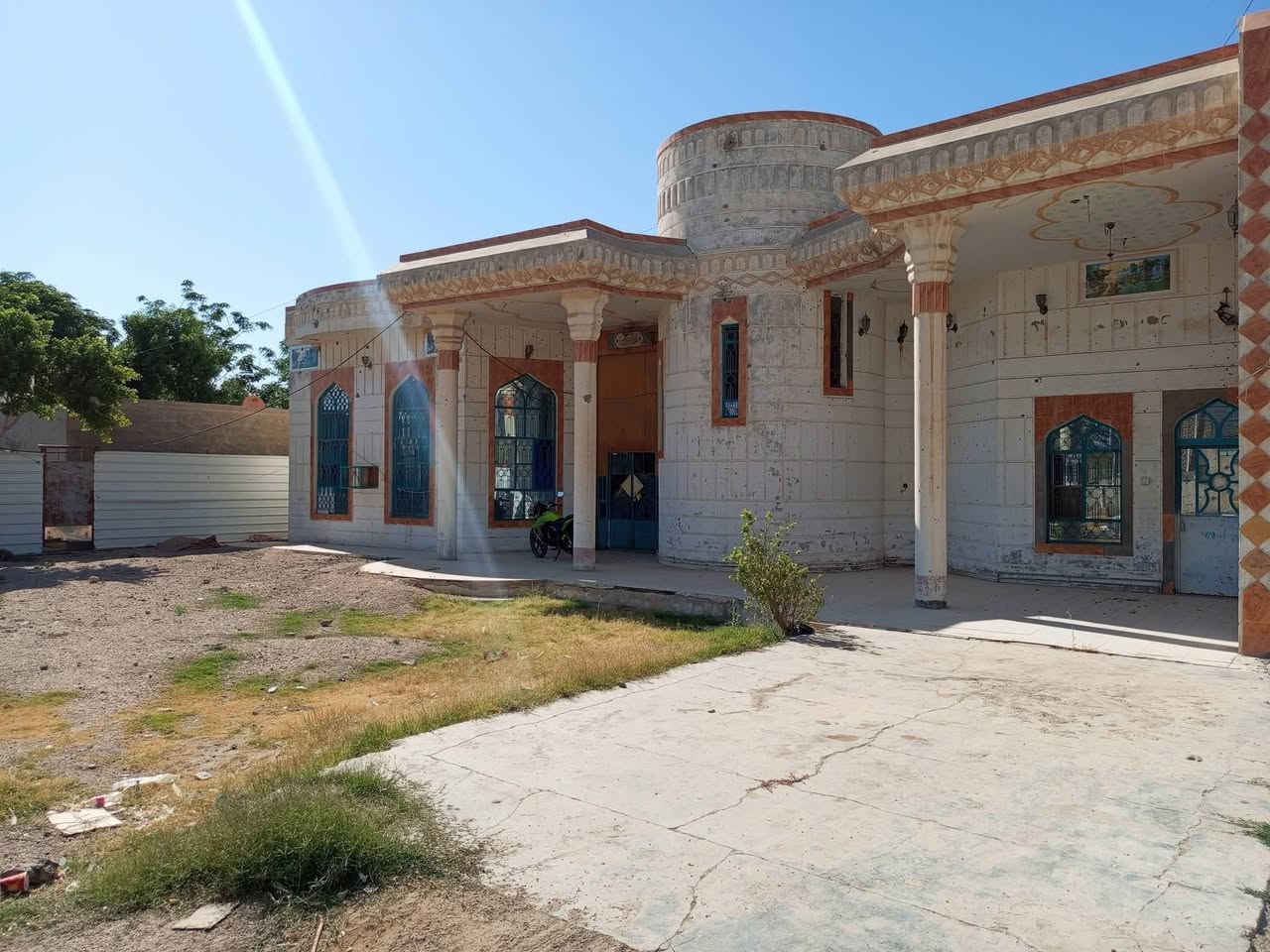 🏡 عرض سكني مميز 

في مدينة الرمادي منطقة البوغانم على شارع تجاري وجه 

📍 بيت للبيع مقابل مطعم كباب حجي اسعد 

🔹 موقع مميز داخل المدينة
🔹 منطقة مخدومة بالكامل
🔹 قريبة من الأسواق والخدمات الأساسية
🔹 منزل عائلي مساحه 700متر  حديقة خارجيه 

يتكون من غرفتين وصاله وديوانيه ومطبخ 
وكلدور وصحيات خارجية وداخلية 

مباشر على شارع الصوفية الرئيسي 

✔️ موقع حيوي وسهل الوصول يرهم روضه ويرهم معهد ويرهم مدرسة أهلية 
✔️ جميع الخدمات متوفرة
✔️ سعر مناسب جداً 
✔️ فرصة رائعة للتملك في موقع رائع 

✔️التحويل مباشر 

للاستفسار الاتصال على الرقم *********** 

ومن الله التوفيق
