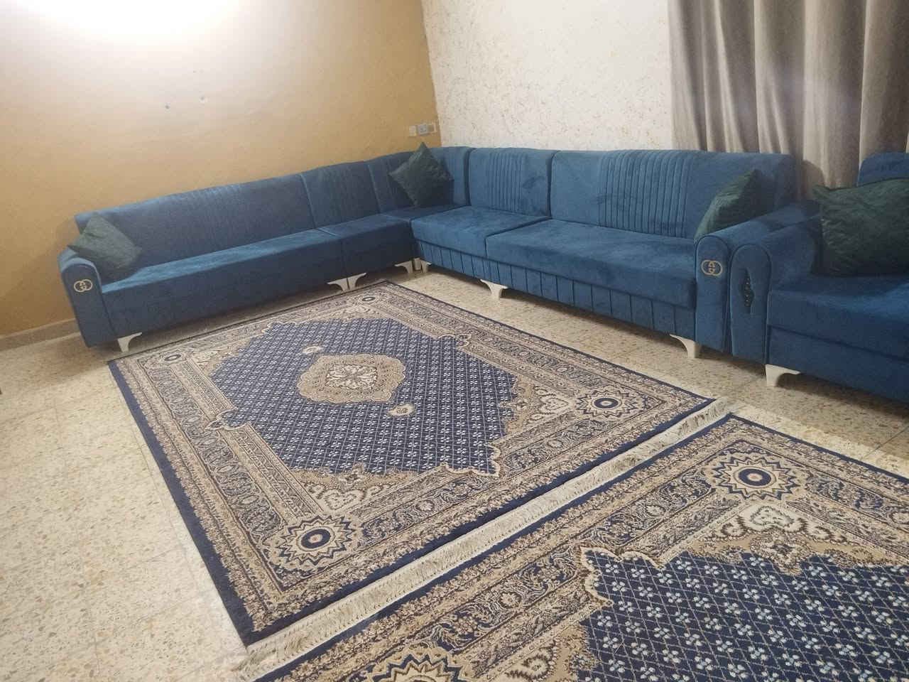 ديوان ٢٠. مقعد. سعر. ٥٩٠
وينباع كل ١٠ وحد. هم 

 المكان ابو. غريب الناحييه موجود توصيل 

***********
